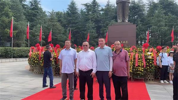 董事长周刚陪同客户参观湖南长沙毛主席纪念馆。